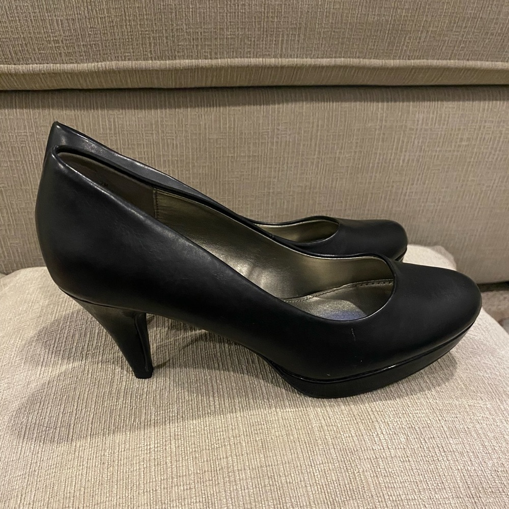 Black Bandolino Platform Pumps!